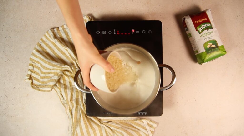 Receta de arroz con leche condensada. Paso 3: añadir el arroz