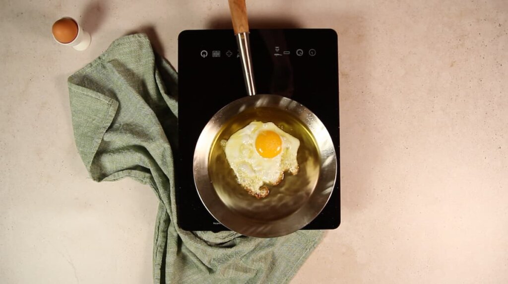 Receta arroz con huevo. Paso 5: freír los huevos