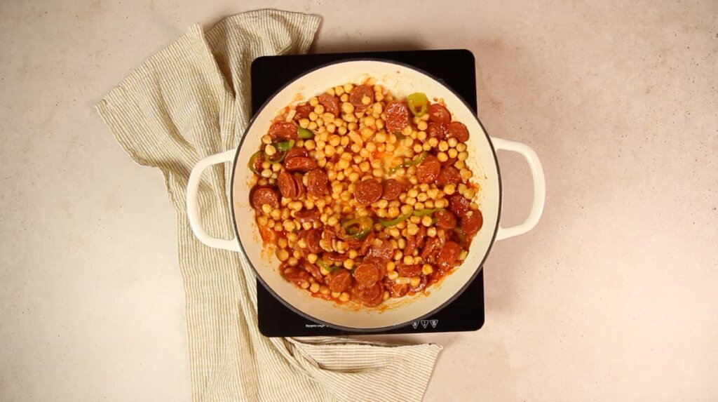 Receta Garbanzos de bote con arroz y chorizo. Paso 4: agregar los garbanzos