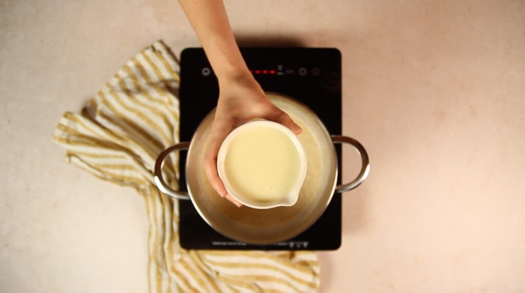 Receta de arroz con leche condensada. Paso 5: agregar leche condensada