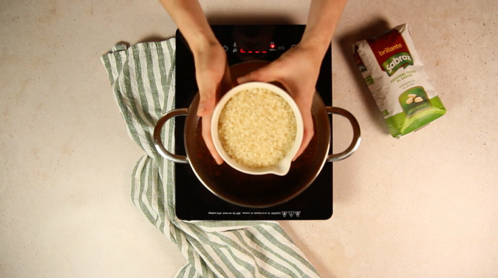 Receta de arroz con gandules. Paso 6: verter el arroz