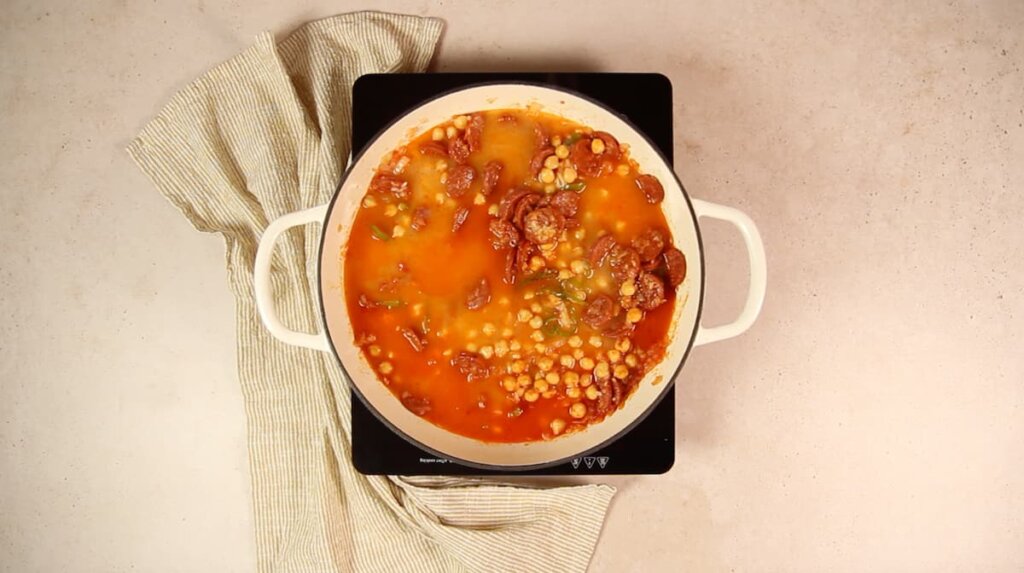 Receta Garbanzos de bote con arroz y chorizo. Paso 6: añadir el caldo