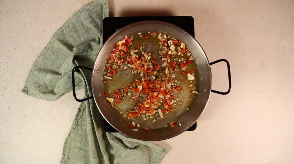 Receta arroz con conejo de la abuela. Paso 3: hacer el sofrito