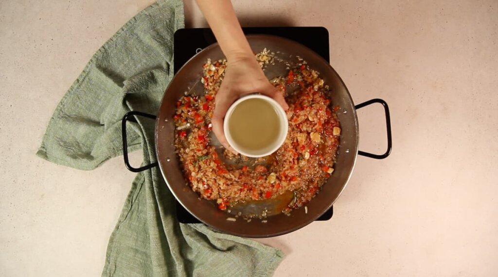 Receta arroz con conejo de la abuela. Paso 5: añadir el vino blanco