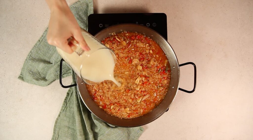 Receta arroz con conejo de la abuela. Paso 6: agregar el caldo de pollo