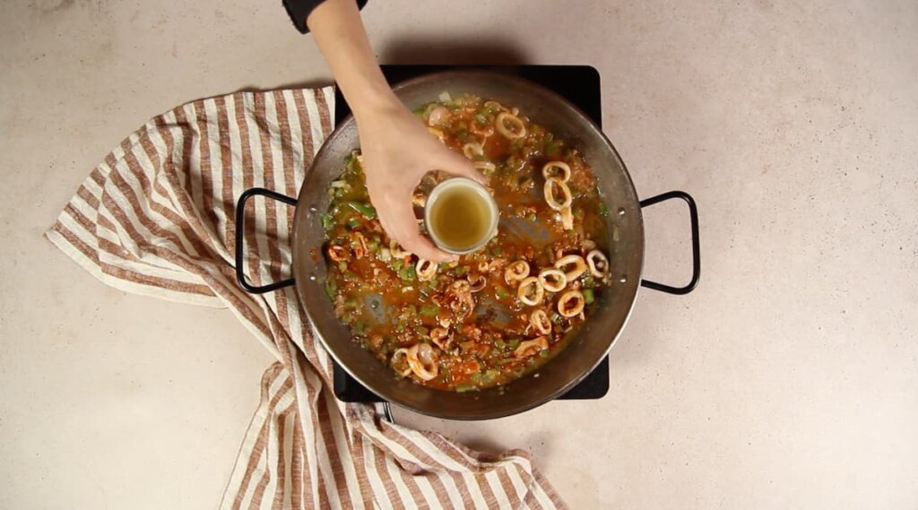 Arroz con calamares en su tinta. Paso 3: incorporar el vino