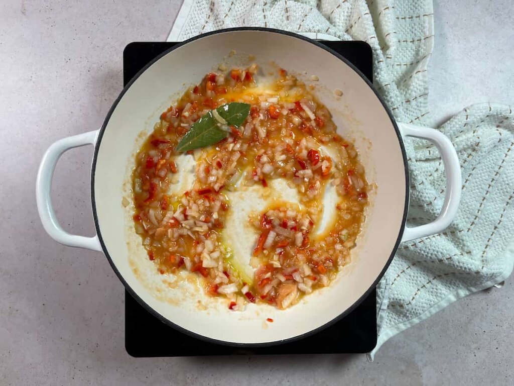 Arroz con frijoles. Paso 2: hacer el sofrito