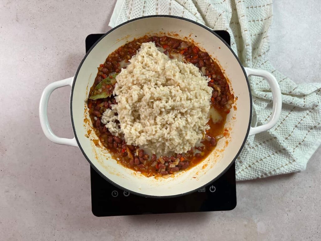 Arroz con frijoles. Paso 5: incorporar el arroz a la olla