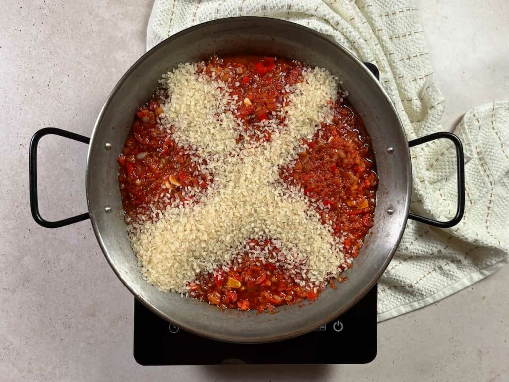 Receta sofrito para paella. Paso 4: incorporamos el arroz