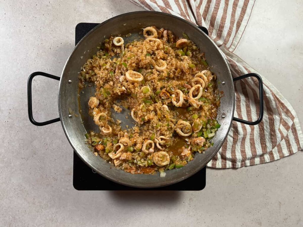 Arroz con calamares en su tinta. Paso 4: añadir el arroz