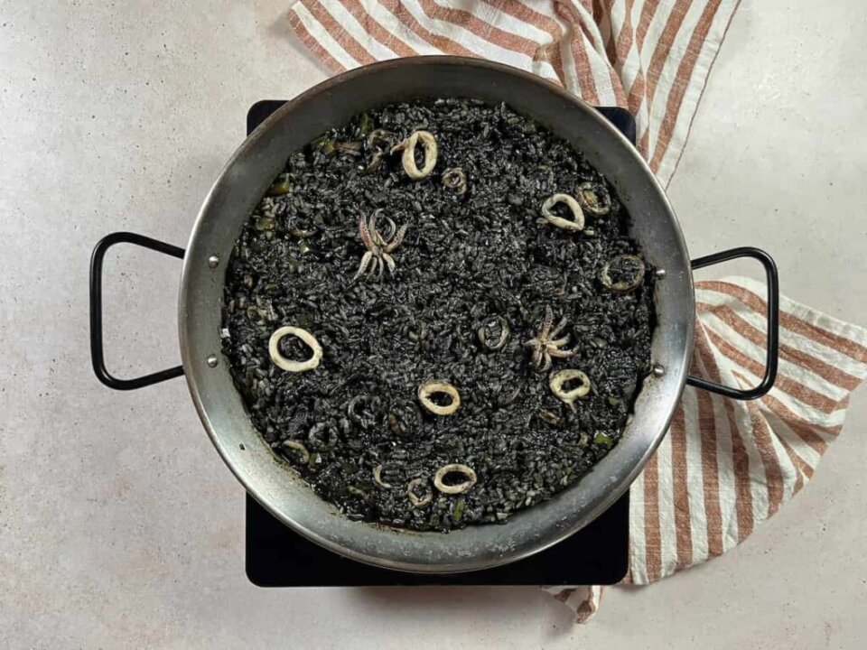 Arroz con calamares en su tinta