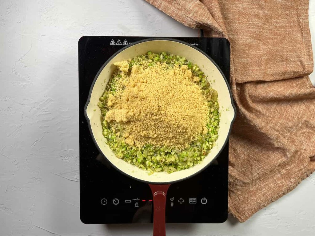 Receta de Cuscús de Brócoli. Paso 3: Añadir el cous cous