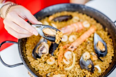 Cuánto dura la paella de marisco en la nevera: consejos y recomendaciones