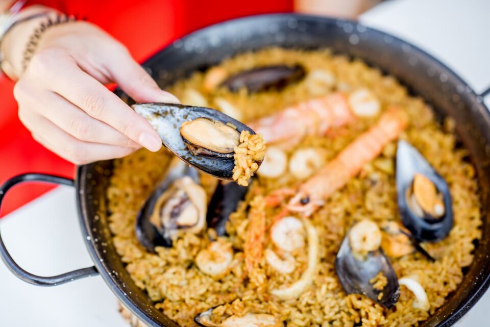 Cuánto dura la paella de marisco en la nevera: consejos y recomendaciones