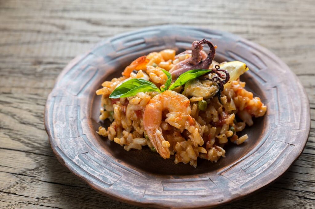 Cuánto tiempo se puede guardar la paella de marisco en la nevera