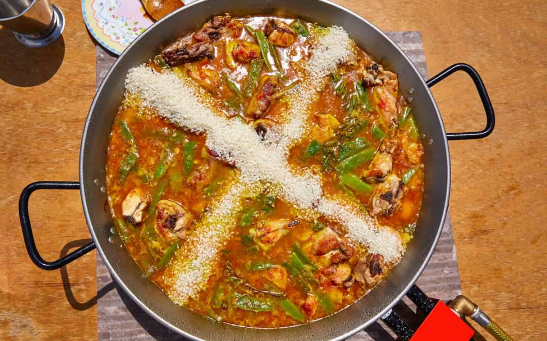 ¿Por qué se echa el arroz en cruz en la paella? Descubre el secreto de la tradición