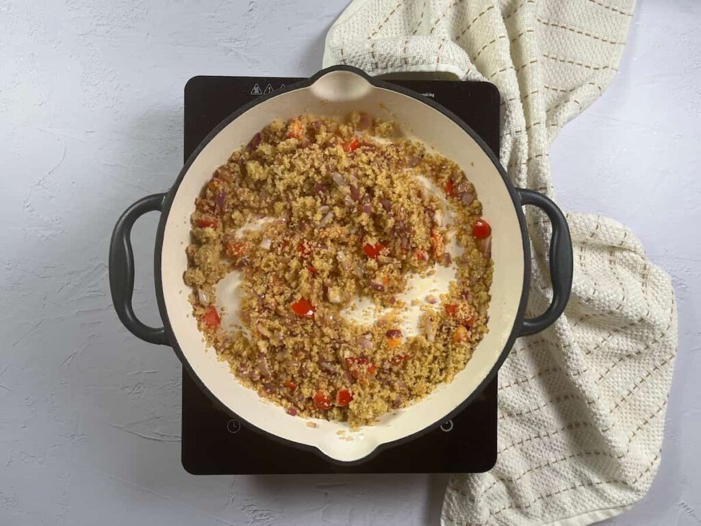 Receta de cuscús con atún. Paso 3: Añadir el cous cous