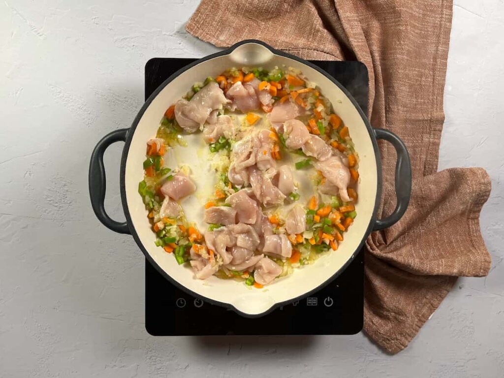 Receta de pollo al curry con cous cous. Paso 2: Agregar la carne