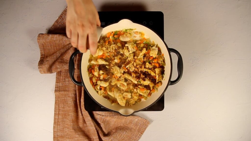 Receta de pollo al curry con cous cous. Paso 3: Incorporar el curry