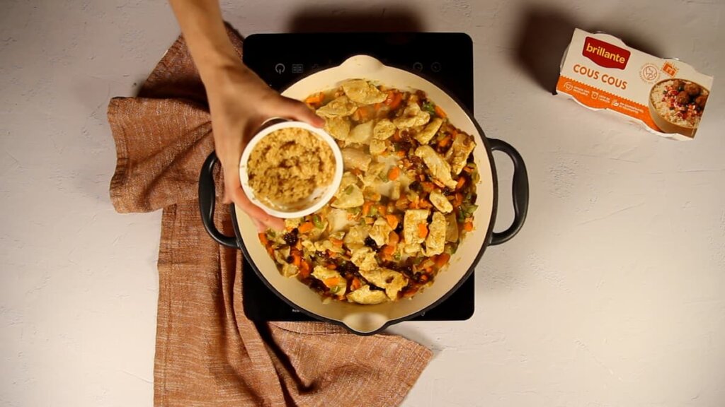 Receta de pollo al curry con cous cous. Paso 4: Añadir el cous cous