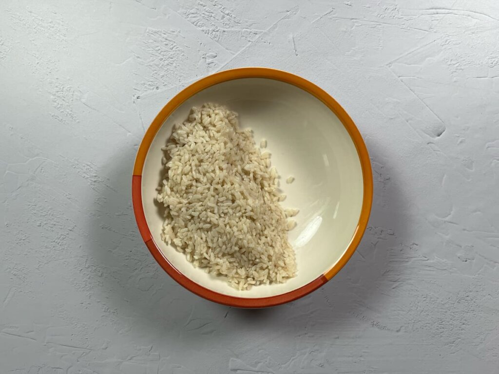Receta Oyakodon - Preparar el arroz y colocar en plato hondo