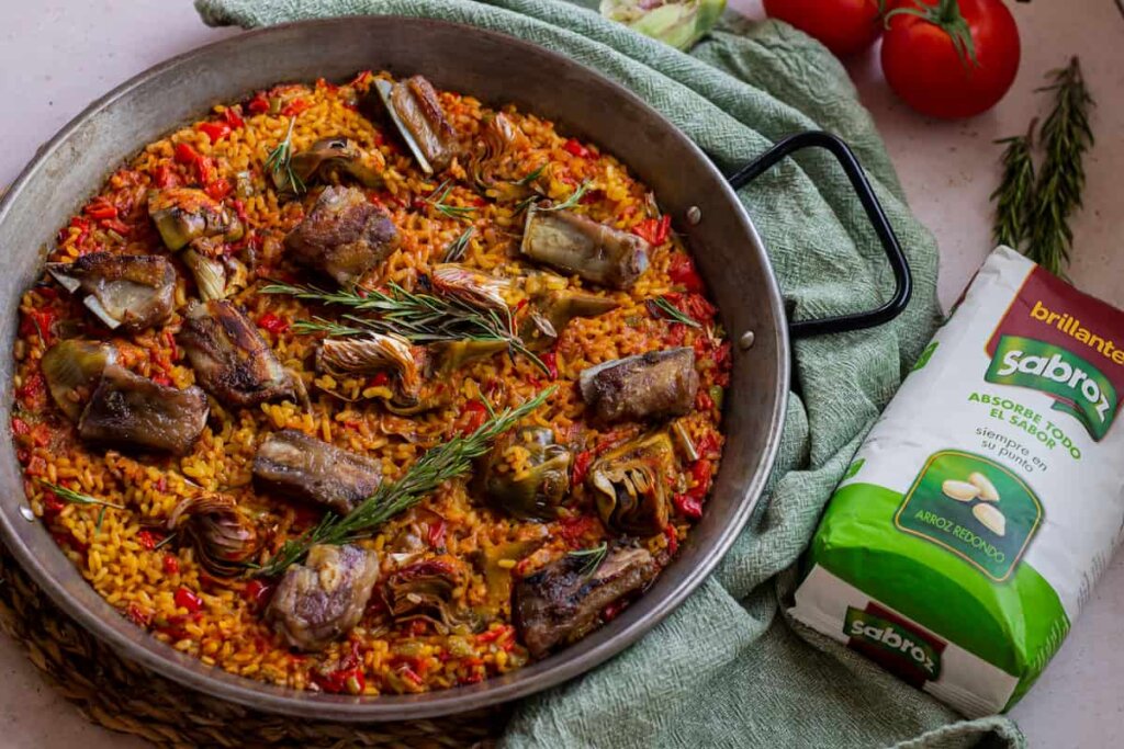 paella de costillas y alcachofas