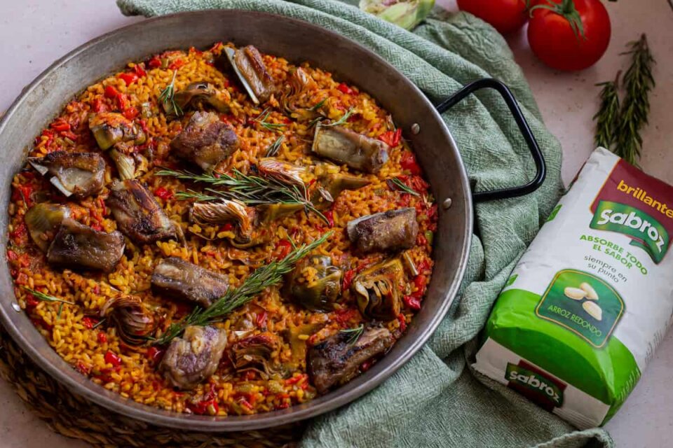 Receta de paella de costillas y alcachofas