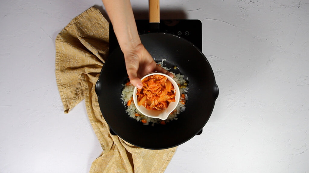 Kimchi Bokkeumbap-paso 3 añadir el kimchi