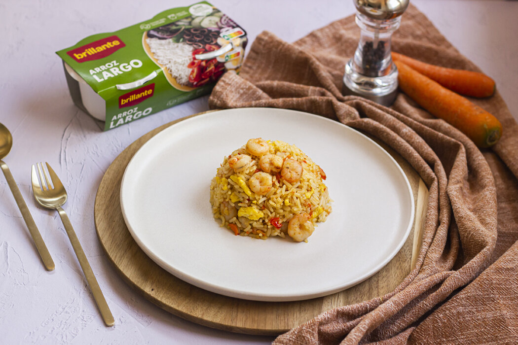Servir y disfrutar el arroz frito con gambas
