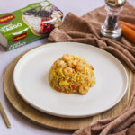 Servir y disfrutar el arroz frito con gambas