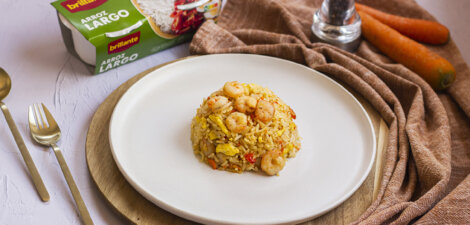 Servir y disfrutar el arroz frito con gambas