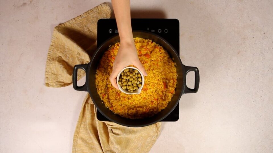 Arroz amarillo delicioso y vibrante