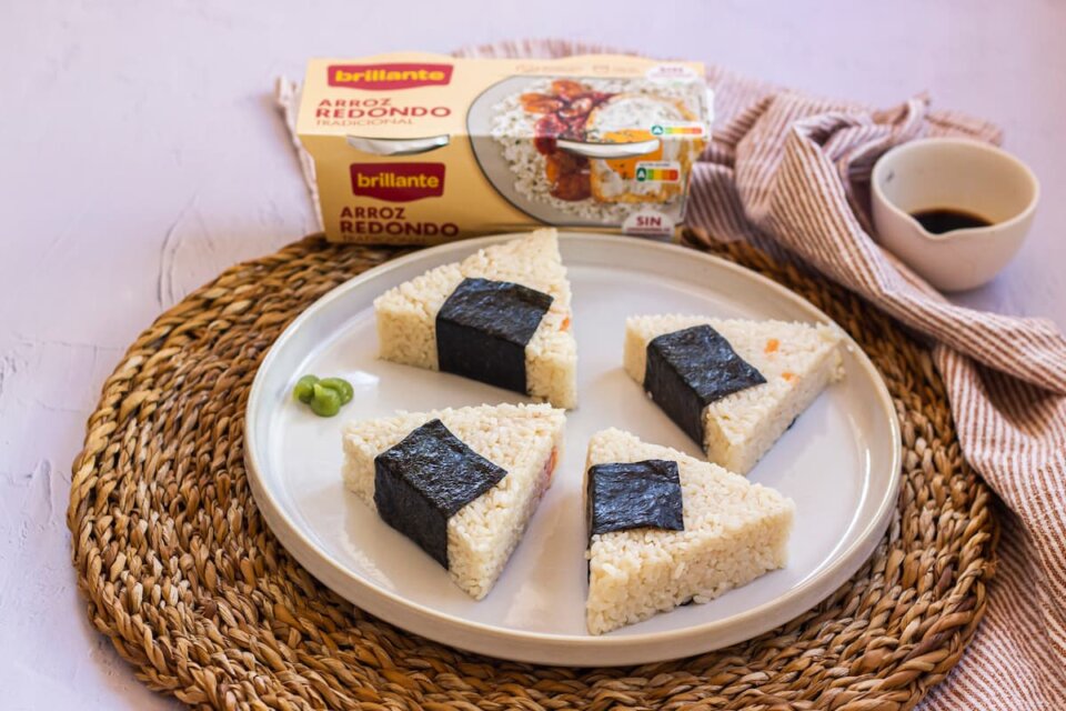 Onigiri caseros: receta tradicional japonesa