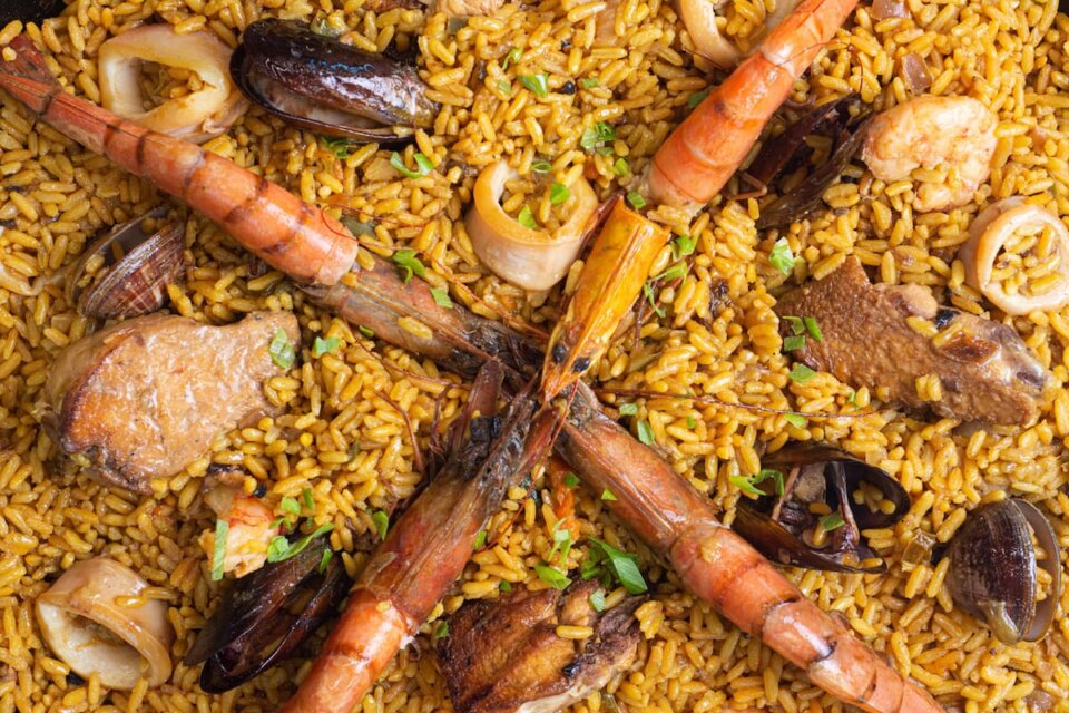 ¿En la paella se echa primero el arroz o el agua? Descubre el secreto