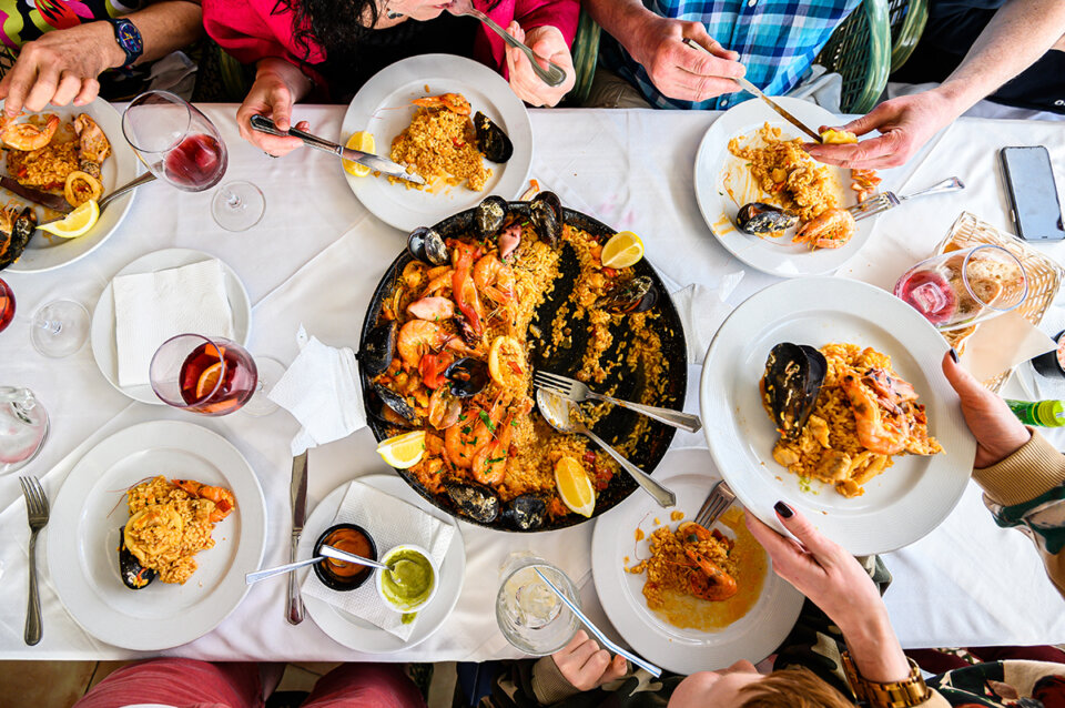 Picoteo para acompañar paella: Deliciosas opciones para complementar tu plato principal