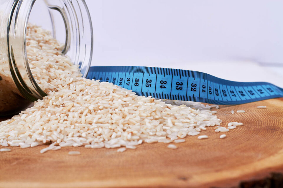 Cuántos carbohidratos tiene el arroz blanco cocido: valor nutricional
