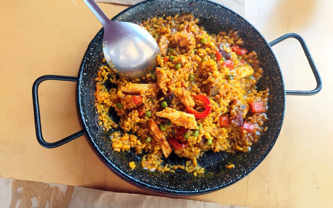 ¿Se te pega el arroz en la paella? Consejos infalibles