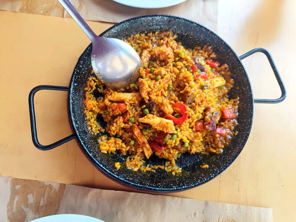 ¿Se te pega el arroz en la paella? Consejos infalibles