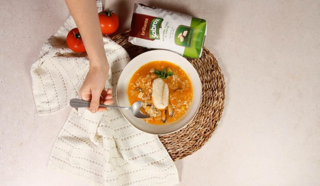 paso a paso sopa de pescado con arroz hierbabuena