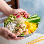 poké californiano con langostinosy mayonesa de cítricos frescos comidas rapidas