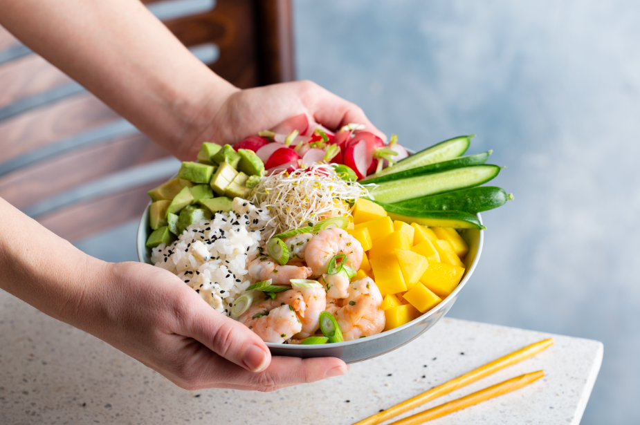 Receta de Poke de California con langostinos