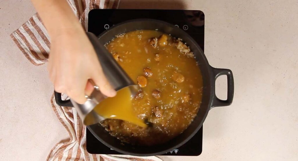 Paso a paso arroz con castañas verter caldo