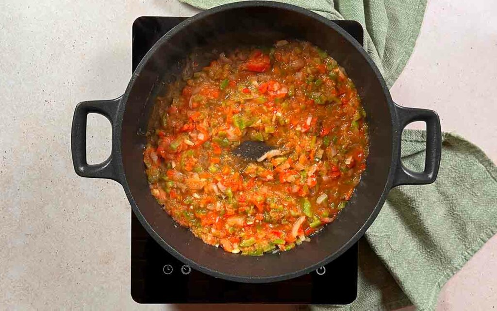 Paso a paso arroz con liebre añadir tomate y vino