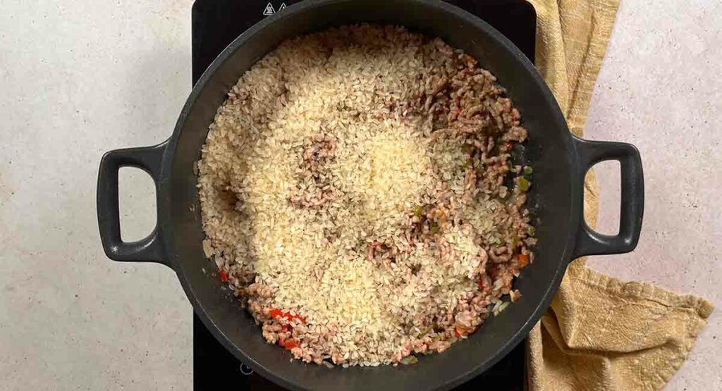 Paso a paso arroz con picadillo añadir el arroz