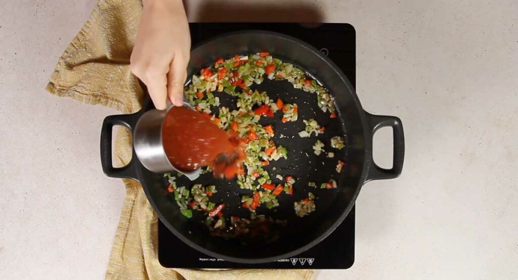 Paso a paso arroz con picadillo añadir tomate y comino