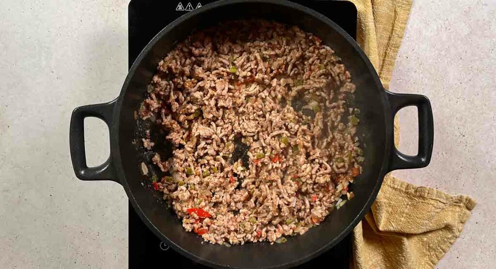 Paso a paso arroz con picadillo sofreír la carne