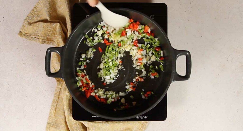 Paso a paso arroz con picadillo sofreír verduras