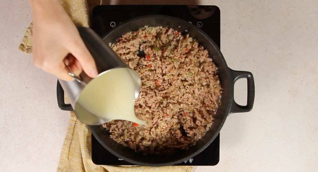 Paso a paso arroz con picadillo verter el caldo