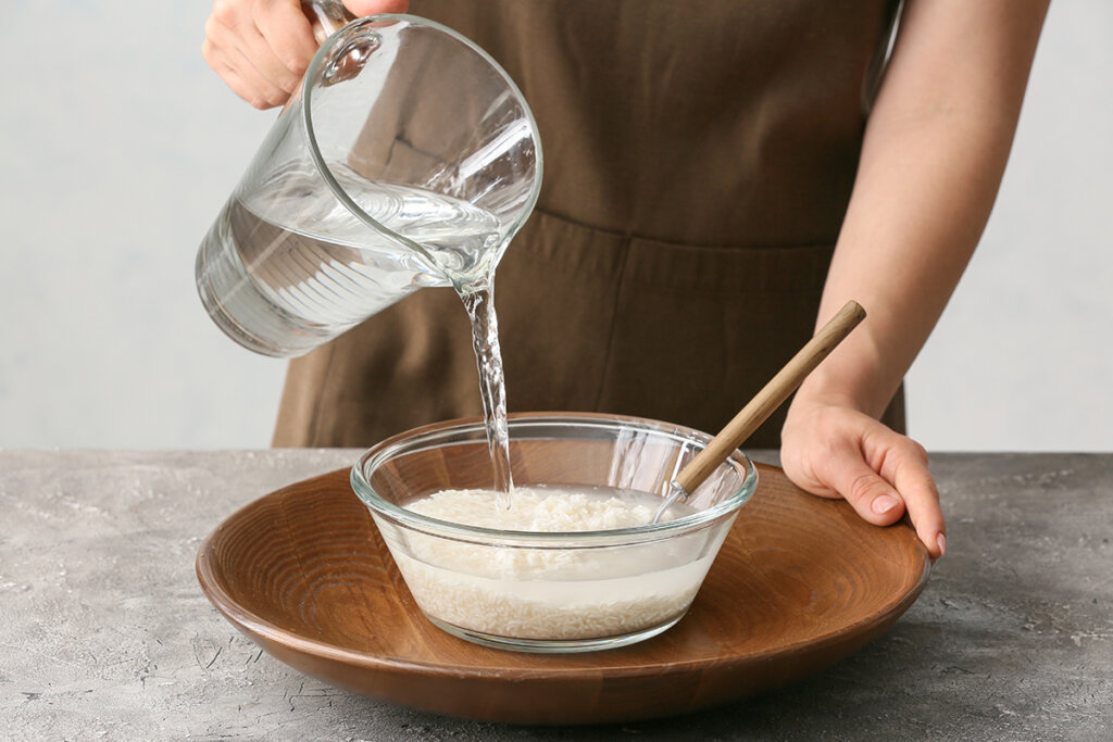 para que sirve el agua de arroz