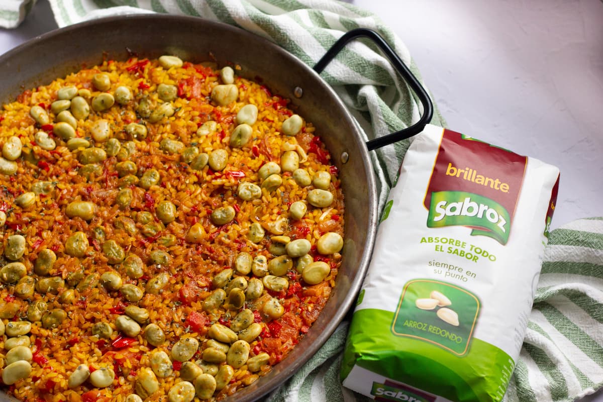 Paella de Habas Receta Mediterránea en Tu Plato Brillante